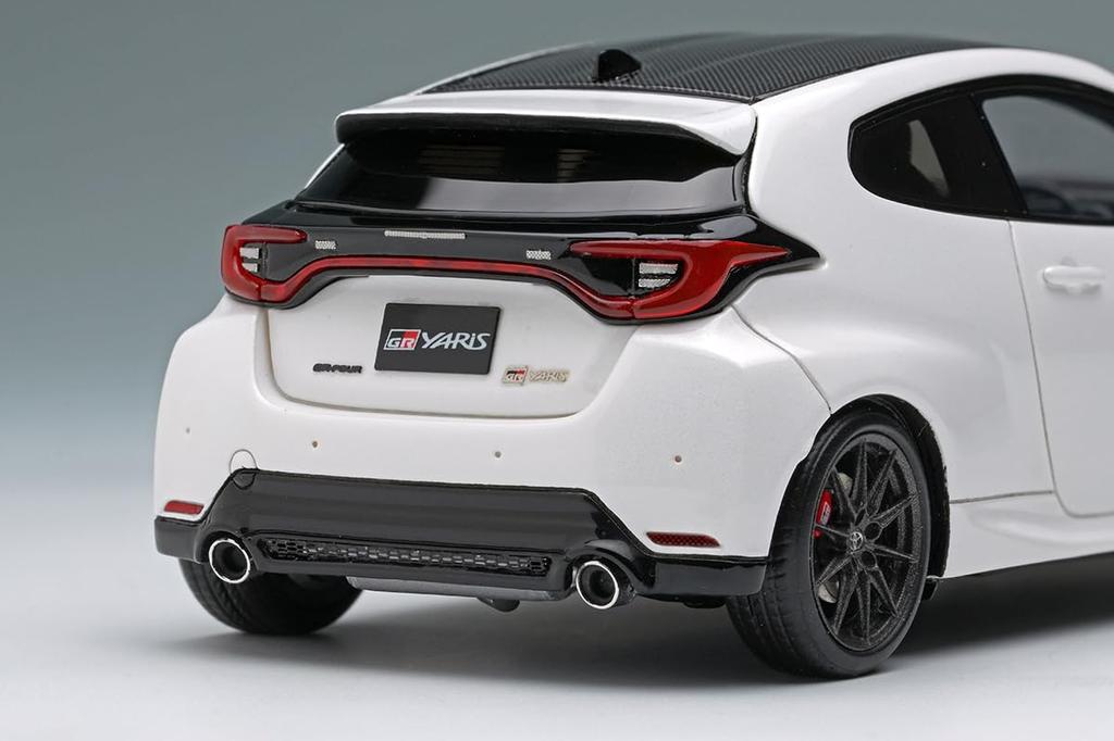 Maquilhagem EIDOLON Escala Toyota GR Yaris RZ Alto Desempenho 2024 Acabamento Mica Branco Pérola Platina EM762B 1/43 (Modelo finalizado)