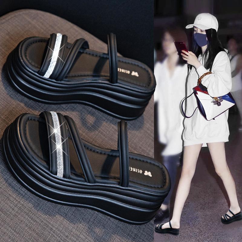Platform slippers women's 2025 new summer wear high-end fashion versatile muffin one-word sandals heightening sandals
