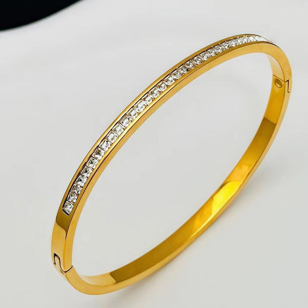 New Heart-Shaped Stainless Steel Bracelet: Elegant, Stylish & Non-Fading Wristband for Girls