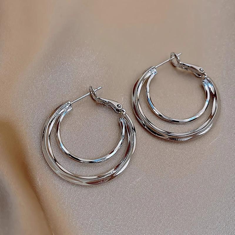 Gold-plated Copper Earrings with Three Layers of Gold, Featuring A Delicate and Elegant Ear Loop in A Refined Style.