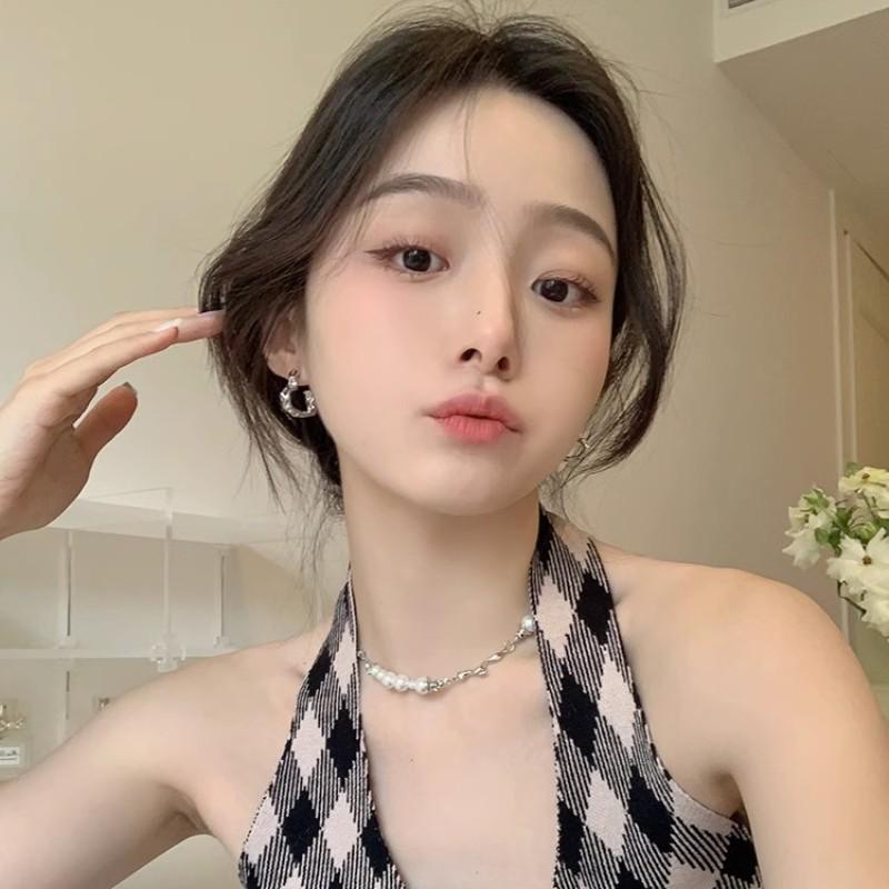 

2024 High-End Niche Metal Heart Hoop Earrings: Women s Cold Style Studs