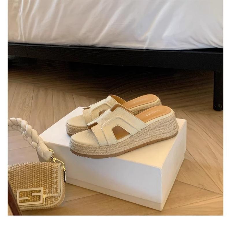 

Height increase of 6cm~ Ruth retro one-word thick-bottomed slope heel H cool slippers women s new models 35 білий