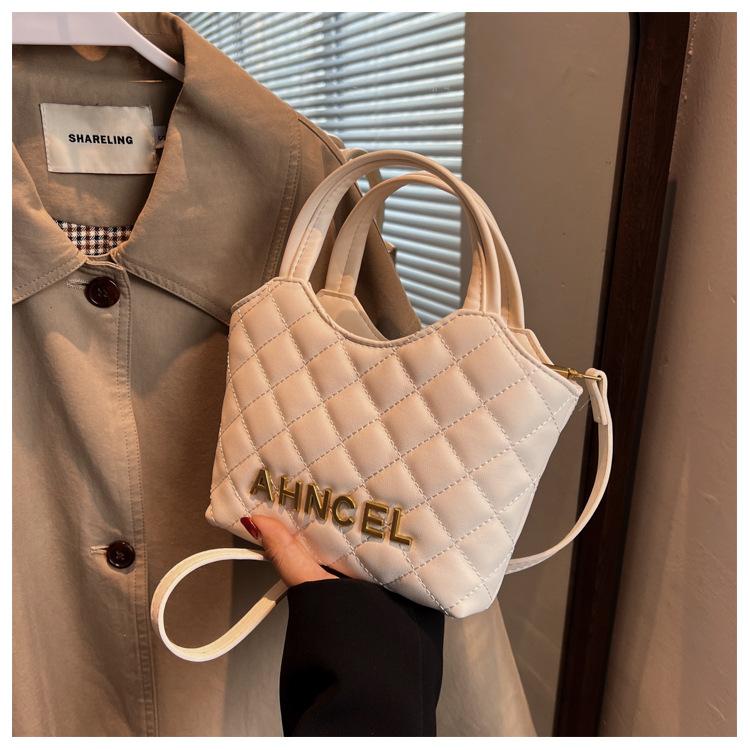 

Autumn and winter fashion handbags, fragrant celebrity bags, textured bags, women s small fragrant bags, large capacity