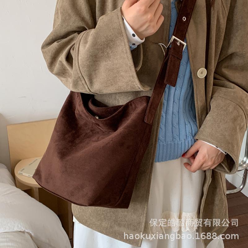 Large capacity tote bag women's 2025 new commuter women's bag high-end retro shoulder bag crossbody bucket bag