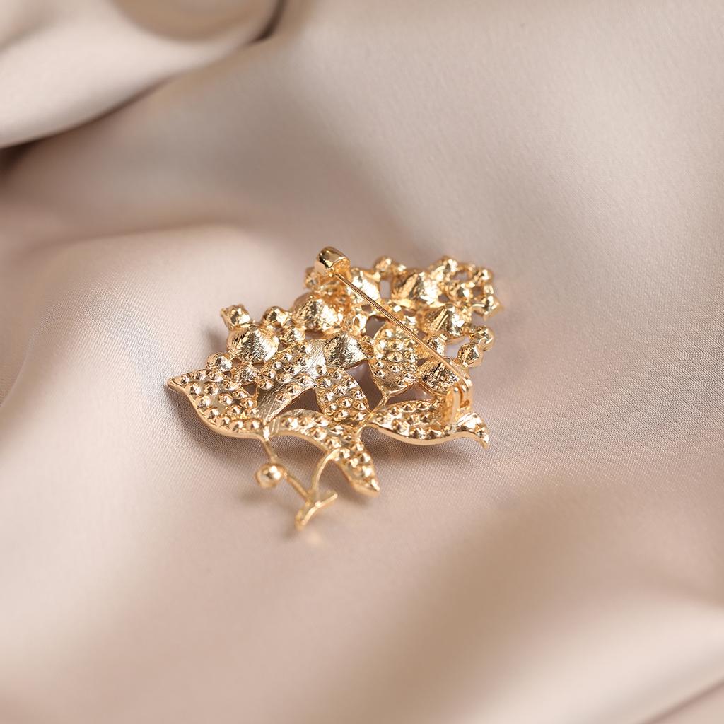 The Leaf Brooch Exudes A Sense of High-end Niche and Sophisticated Women's Suit The Brooch Is A Stylish and Design-savvy Accessory