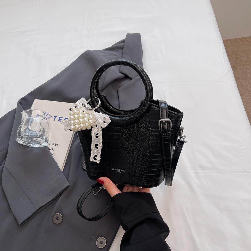 

Niche ring handbag bag new shoulder messenger bag high value fashion bucket bag чорний