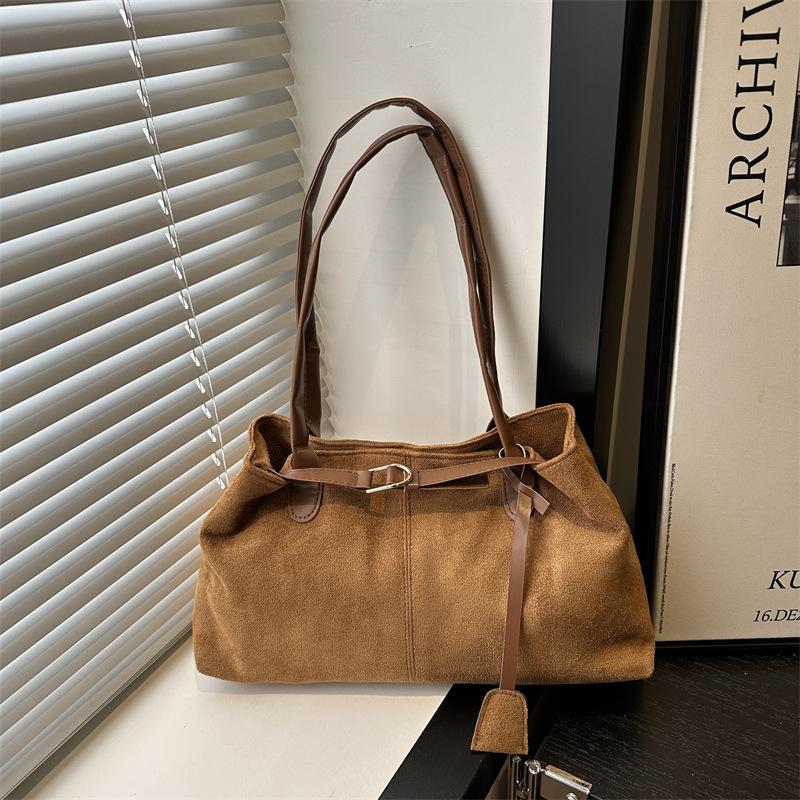 

Autumn and winter retro large-capacity suede bag women s 2025 new casual commuter shoulder bag portable tote bag коричневий