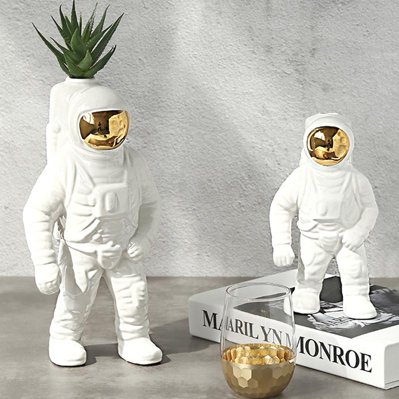 Gold Space Man Sculpture Astronaut Ceramic Vase Creative Modern Cosmonaut Model Ornament Statue Garden Tabletop Home Decoration