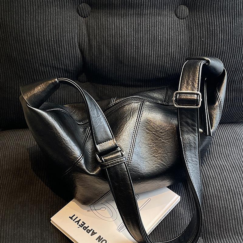 Korean version of casual simple soft leather large-capacity tote bag niche design fashionable high-end single shoulder messenger bag women