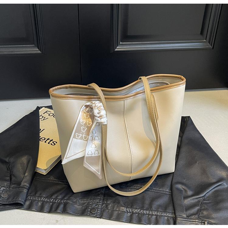 Versatile bag Women's tote bag Large capacity Four seasons shoulder bag Student class shoulder commuter bag