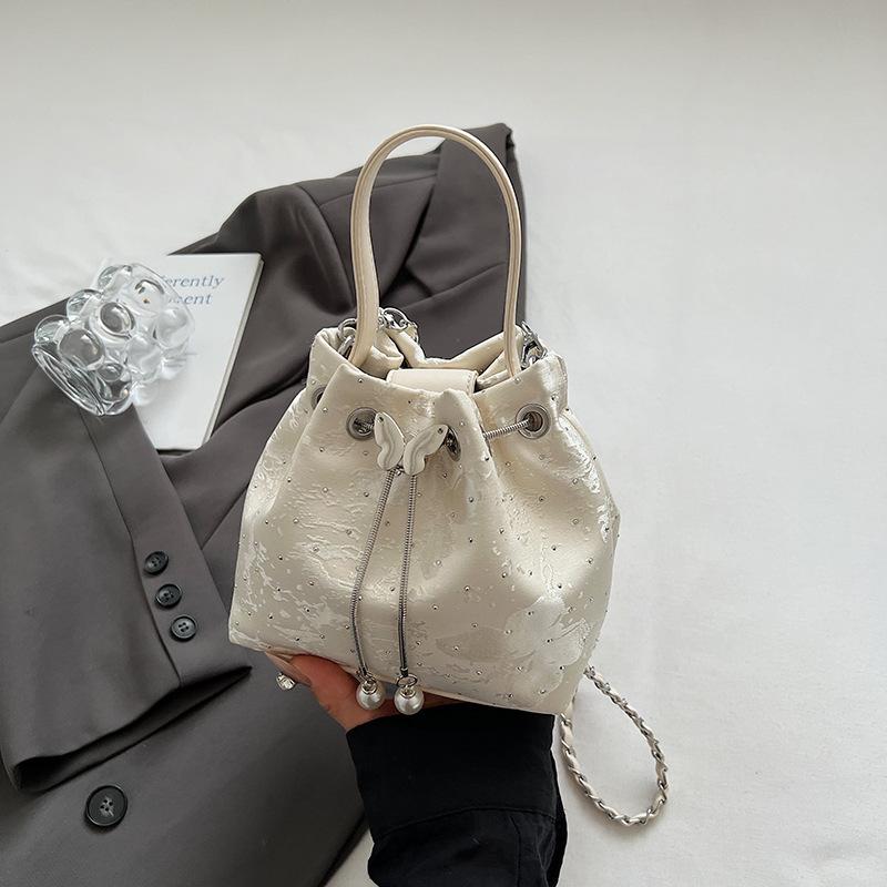 

Niche simple portable small bag women s 2025 summer new fashion foreign style chain messenger bag commuter bucket bag