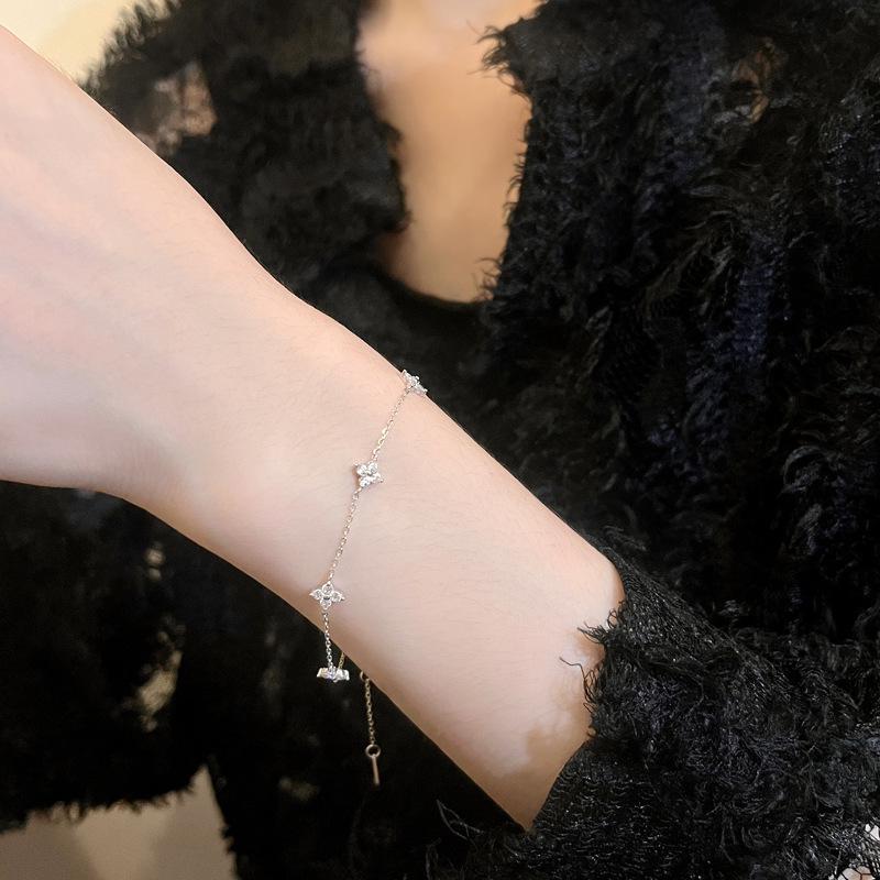 2025 Gypsophila Four-Leaf Clover Bracelet: Women's Luxurious and Versatile Hand Jewelry with Simple, Unique Design