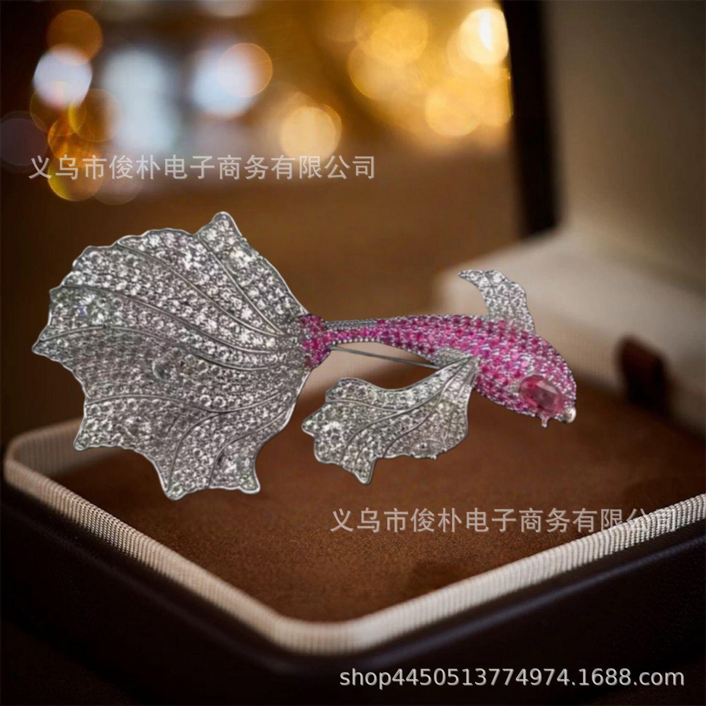 The new national style temperament is luxurious and high-end, full of zirconium every year, there are fish coats, anti-light brooches