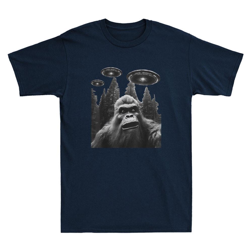 Bigfoot Sasquatch Selfie With Ufos Funny Bigfoot Lover Gift Retro Unisexs Tshirt