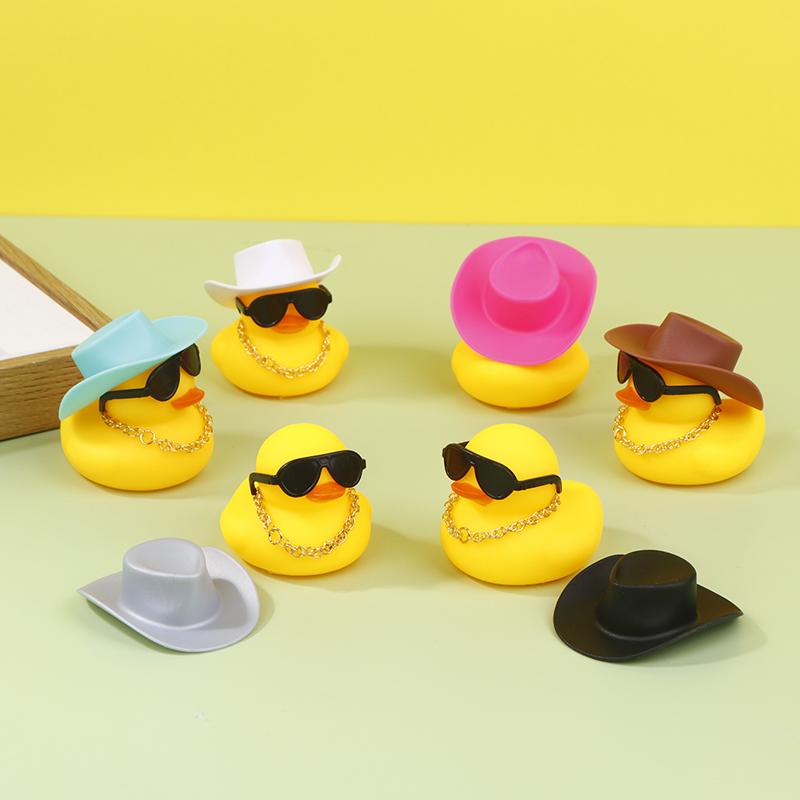 1 Set coole Auto-Accessoires mit Cowboyhut-Halskette und Sonnenbrille Gummi-Enten Auto-Schmuck Enten Auto-Armaturenbrett-Dekorationen