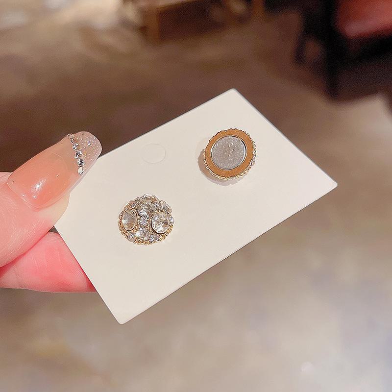 Trendy Japanese & Korean Magnetic Earrings: Non-Pierced, Creative Ear Bone Clips for Women