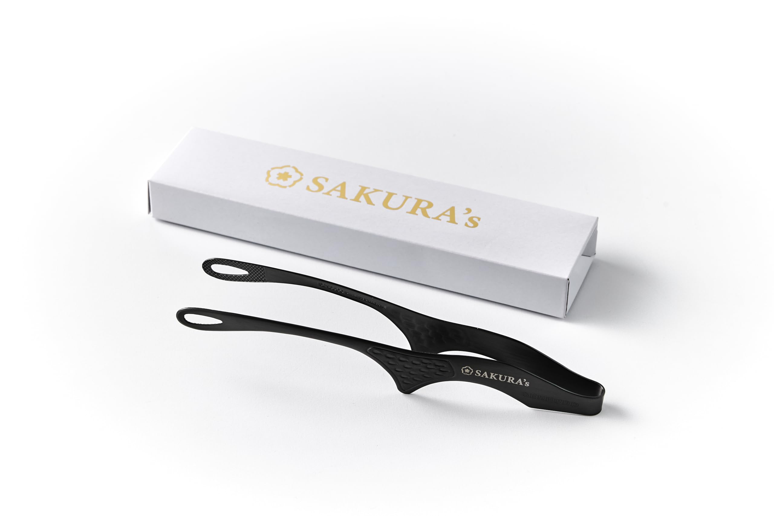 

Щипцы из нержавеющей стали для вашей доминирующей руки. Сделано в Японии, Цубамэ-Сандзё, Ниигата. Модель ресторана Сакура. Черная отделка. Можно мыть в посудомоечной машине. Отлично