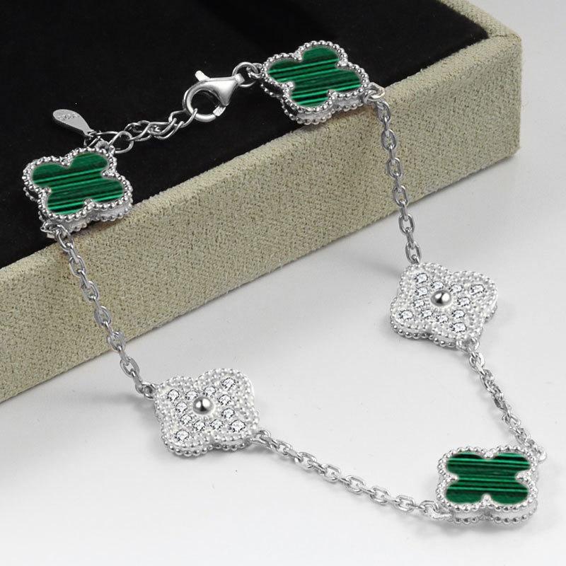 Women's Four-Leaf Clover Bracelet – 18K Gold Plated with Double-Sided Mother-of-Pearl, Elegant High-Quality Accessory, Chic and Lucky Design.