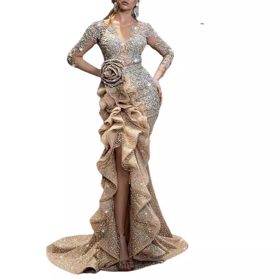 Robe de soirée à manches longues saupoudrée d'or avec traîne