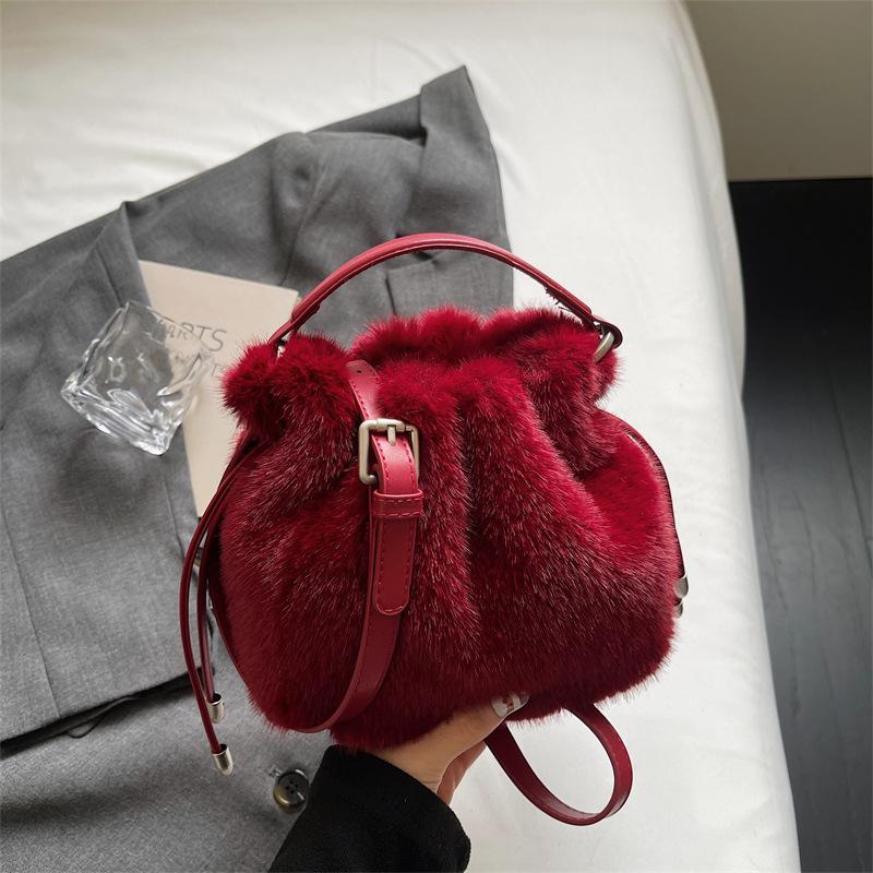 New Plush Bucket Bag Women's Daily Versatile Messenger Bag Fashion Shoulder Bag Pleated Fluff Handbag