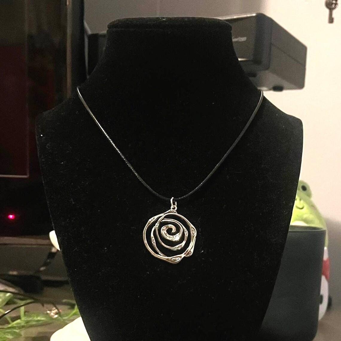

Ожерелье Y2K с подвеской в виде серебряной спирали