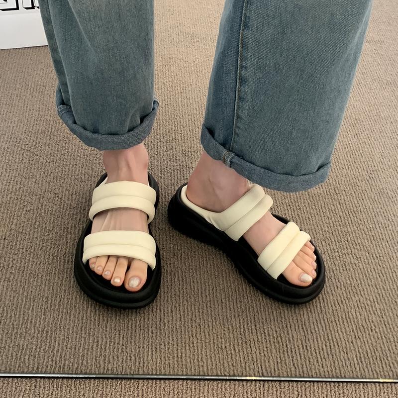 Тапочки на танкетке женские летние блестящие шлепанцы на платформе туфли на высоком — фото 4