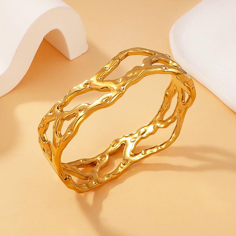 European & American Style Women's PVD Gold-Plated Twist Chain Bracelet - Titanium Steel Light Luxury Jewelry