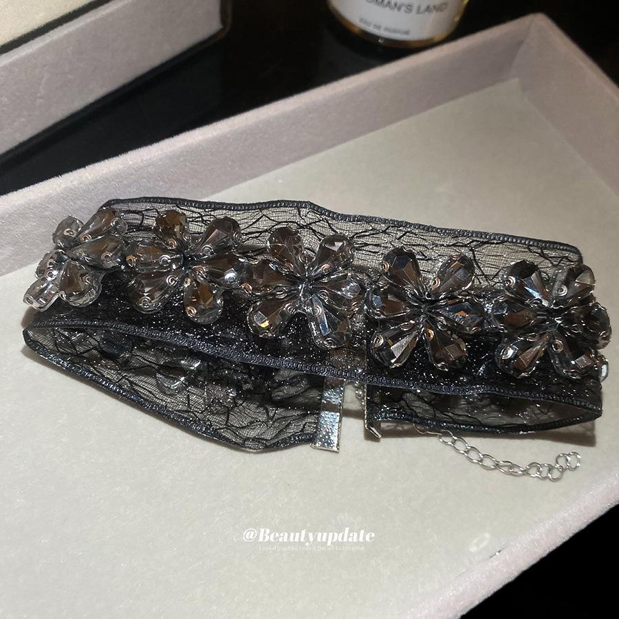 Retro Dark Aesthetic Rhinestone Flower Chiffon Necklace - Elegant Clavicle Chain for Women