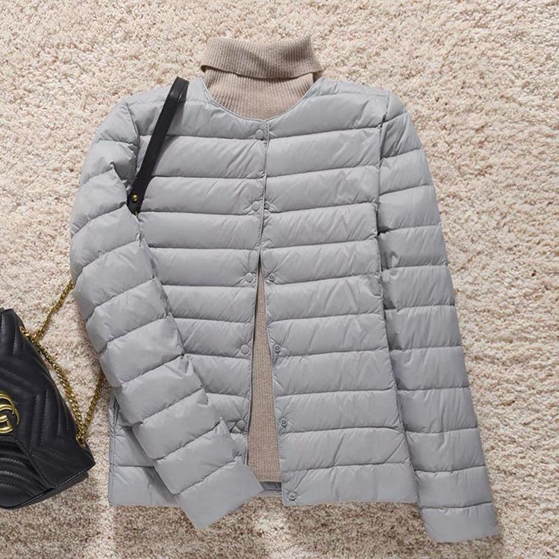 

Женский легкий пуховик без воротника из белого утиного пуха - Короткий, с круглым вырезом, большого размера, однотонный, теплый, стиль осень-зима. 3XL (135-150 jin)