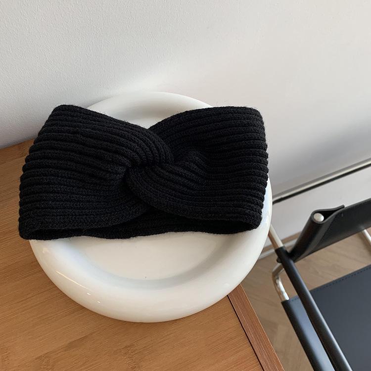 Retro Woolen Criss-Cross Headband: Knitted Wide-Brimmed Hairband, Sweet & Versatile Mori Girl Style.