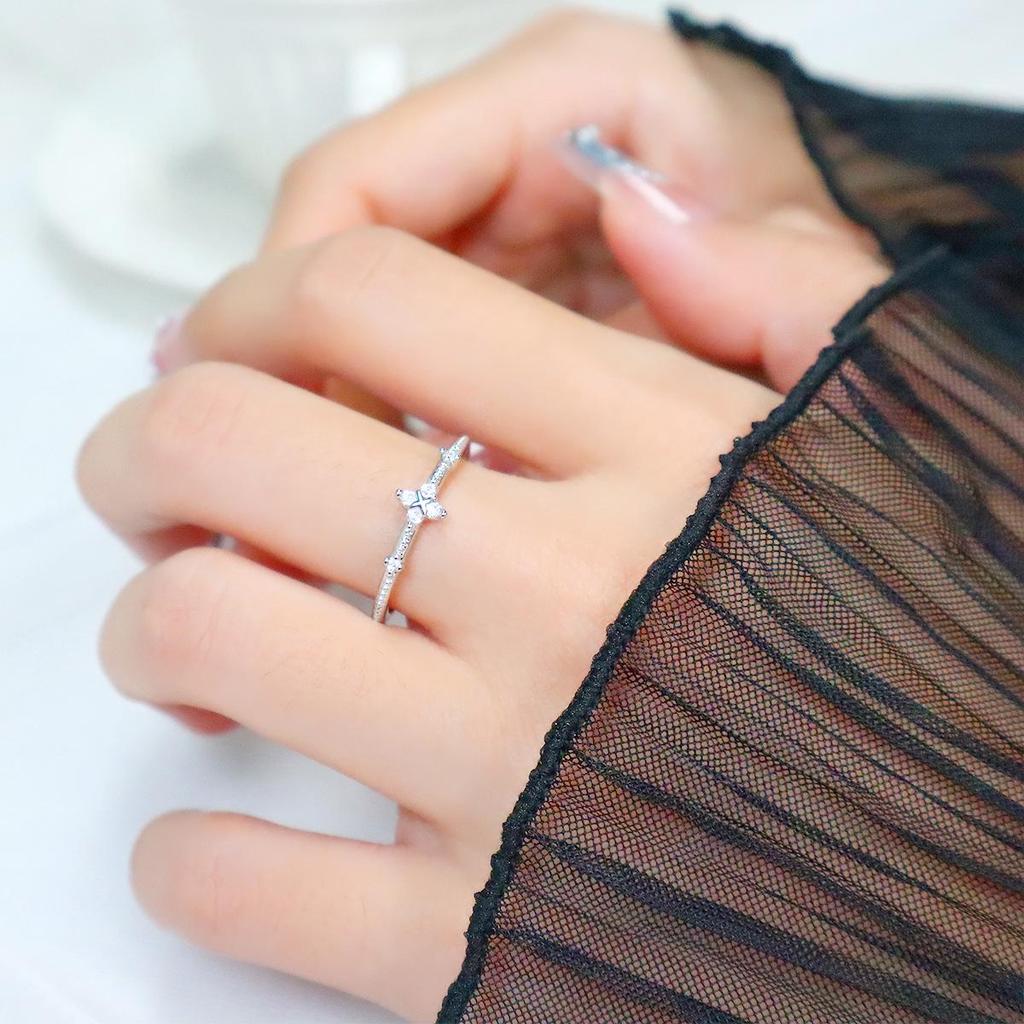 Yi Xuan Exquisite Four-Petal Clover Star Ring with Inlaid Diamond