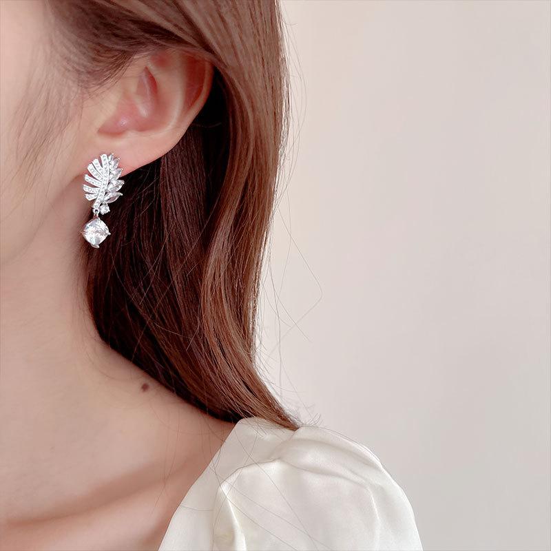 New Fashion Women's Designer Light Luxury Earrings Micro Set With Zircon Elegant And Versatile Leaf Earring Accessories