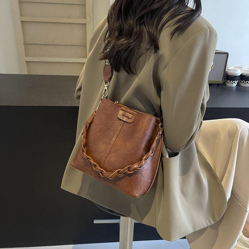 Simple Texture Small Bag Women's Autumn and Winter New Shoulder Armpit Bag Retro Simple Commuter Messenger Bucket Bag