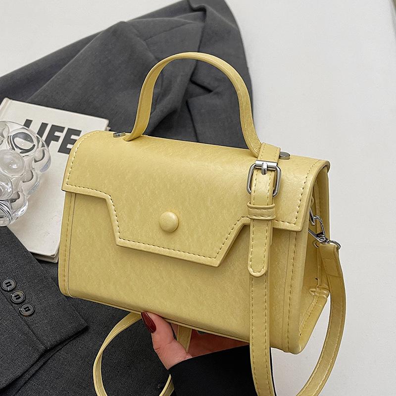 

Оптовая продажа новой нишевой высококлассной сумки-мессенджера в милом простом стиле, однотонной, портативной, маленькой квадратной формы, в зарубежном стиле, универсальной для поездок на работу.