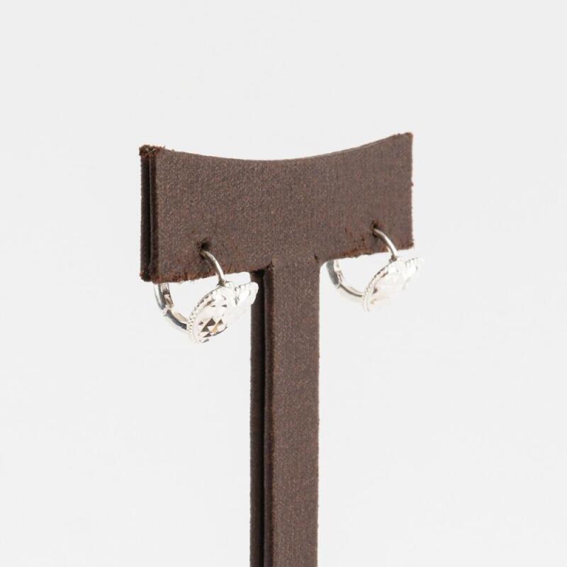 Einfache Mini-Ohrstecker aus Sterlingsilber in Herzform mit Relief