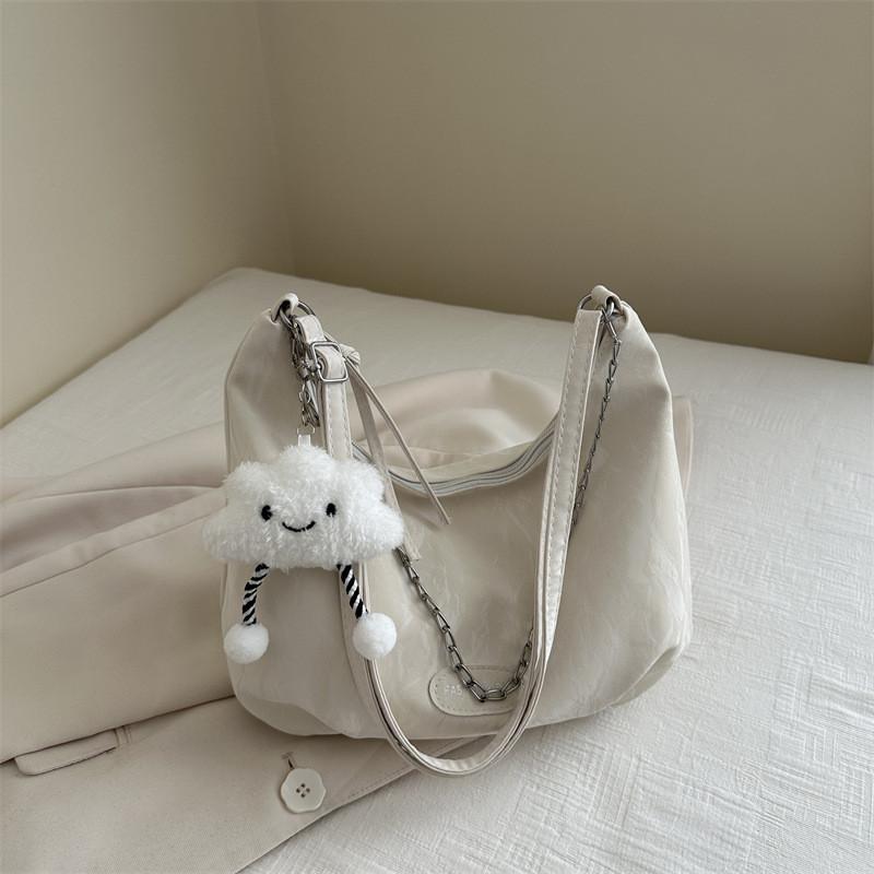 Stylish 2024 Trendy Chain Shoulder Bag For Women With Spacious Tote Design