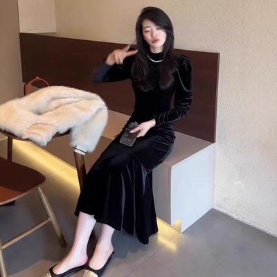 This Year, Beautiful Golden Velvet Dresses Are Popular for Women's Early Autumn New Temperament Slim-fitting Long-sleeved Fishtail Dresses.