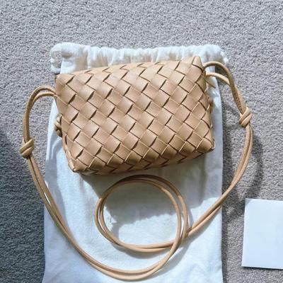 Borsa a tracolla mini intrecciata in vera pelle 2023 - Design con passante per fotocamera color caramella