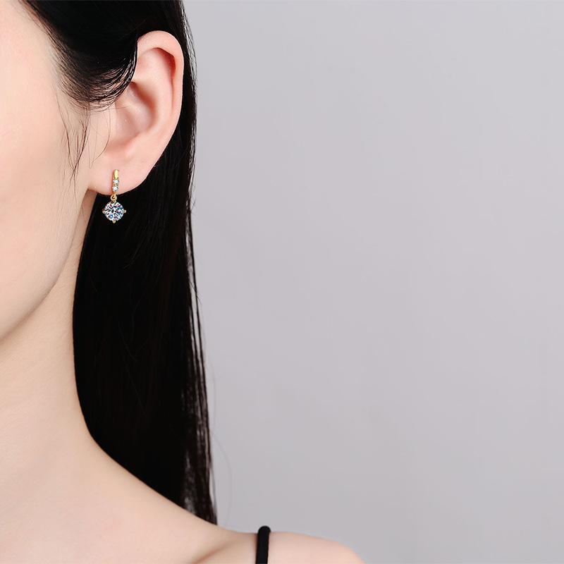 Wykwintne Złote Kolczyki Sztyfty z Moissanitem na Wszechstronnym Srebrze Próby 925