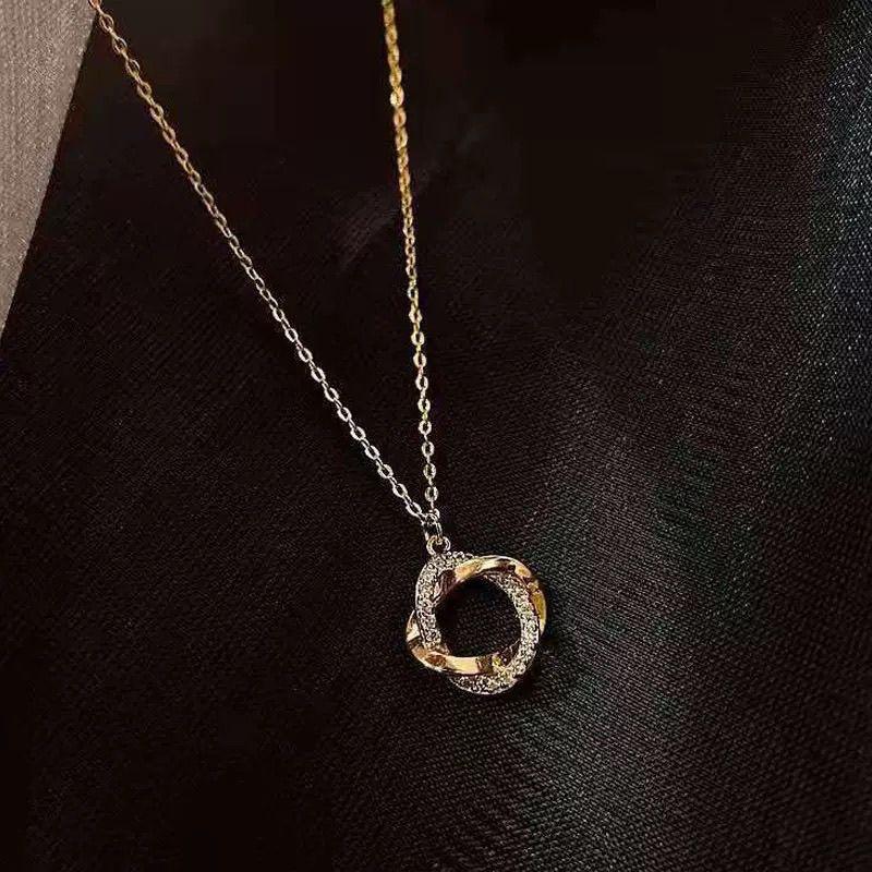 Korean Pearl Necklace: High-End Silver Clavicle Chain with Niche Design, Perfect for Light Luxury and Sweater Pendants.