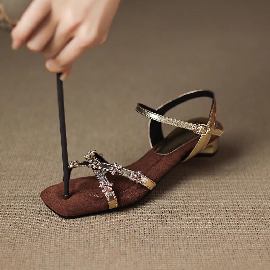 2025 new small sandals for women's summer outer wear, feeling of stepping on shit, low heels, sweat-absorbing soft soles, not tired feet, thin str