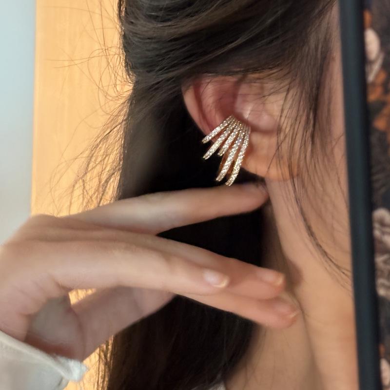 Rhinestone Wide Edge Ear Clip: Luxurious, No-Piercing, Versatile, Fashionable Earring.