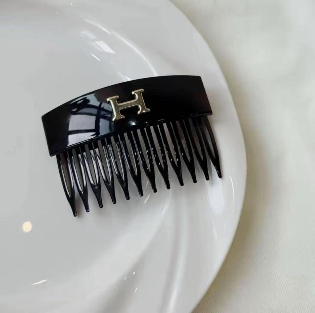 Korean Letter Headband: Elegant & Versatile Hair Accessory for Women