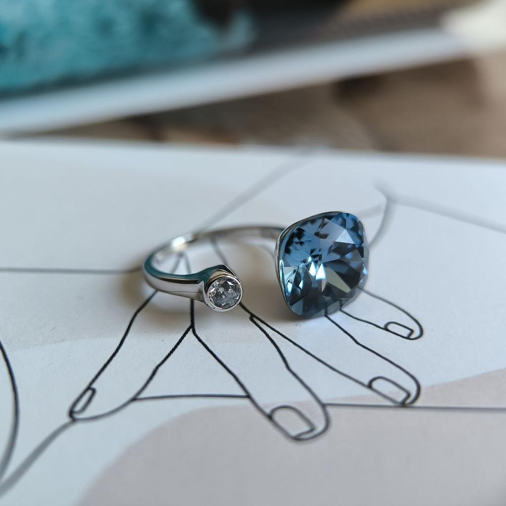 Серебряное кольцо с фианитами, вес изделия 4,9 гр (60002214)