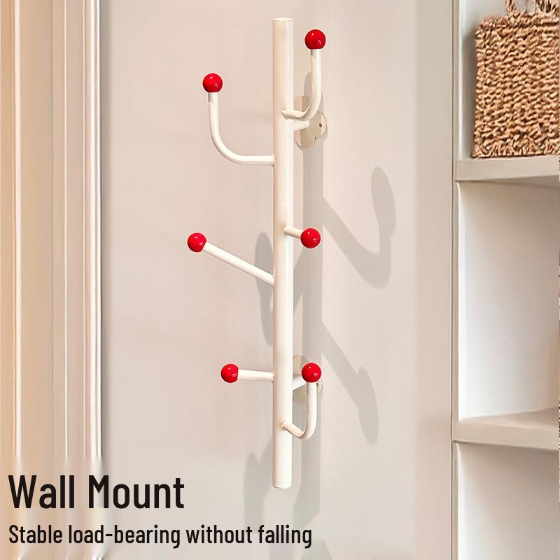 Nástěnný vertikální organizér na oblečení a klobouky.
