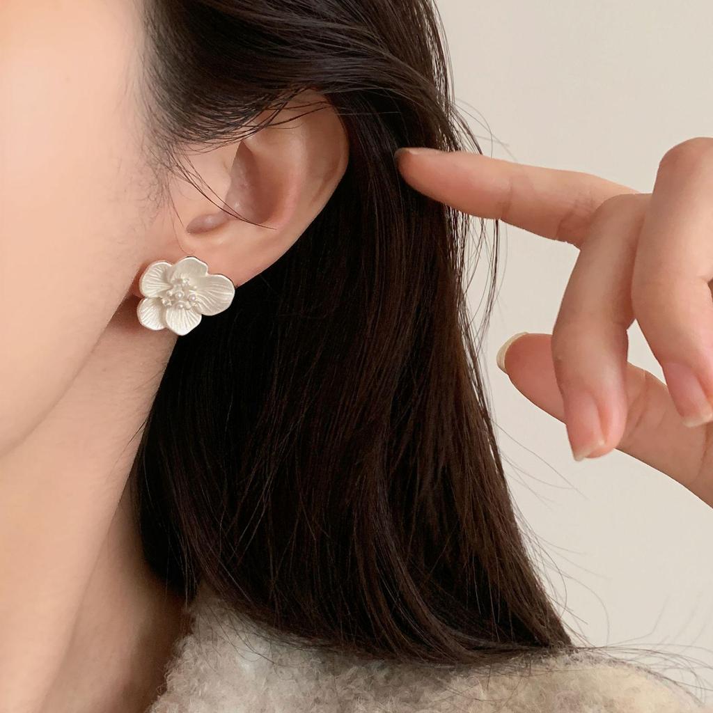 Elegant Three-Dimensional Floral Stud Earrings: French Retro Chic, Versatile & Luxurious Design for Women