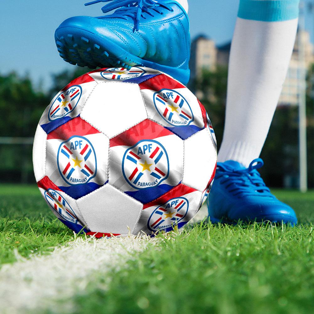 Logo de l'équipe nationale de football du Paraguay Ballon de Football Taille 5, Cousu à la Machine PVC, Durable & Très Rebondissant, Convient à Tous les Âges, Articles de Fan, Matches & Utilisation Extérieure.
