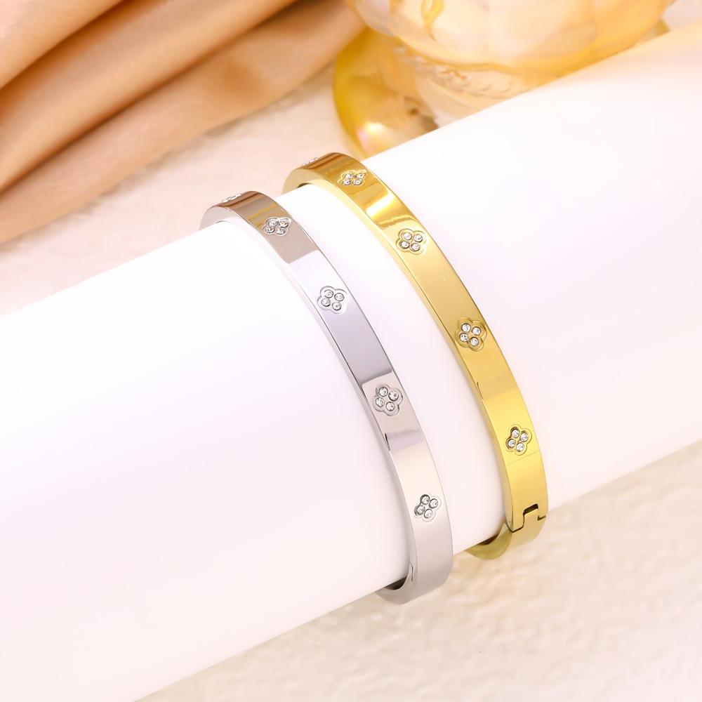 2026 Fashion Light Luxury High Sense Versatile Four Leaf Clover Diamond Bracelet Women's 18k Gold Plated Bracelet