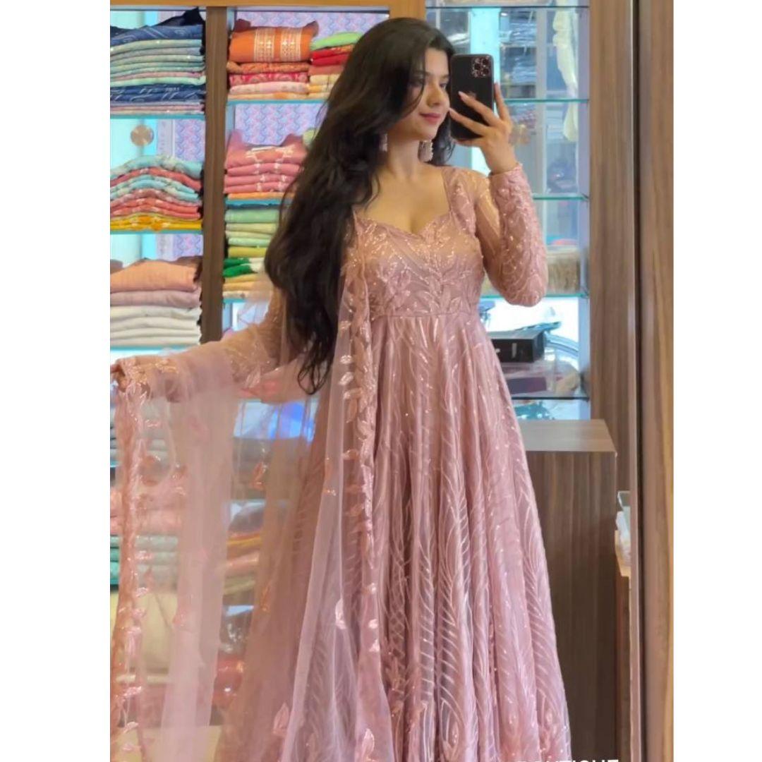 

Фирменное и разработанное платье высшего качества с дупаттой с высокой степенью связи.