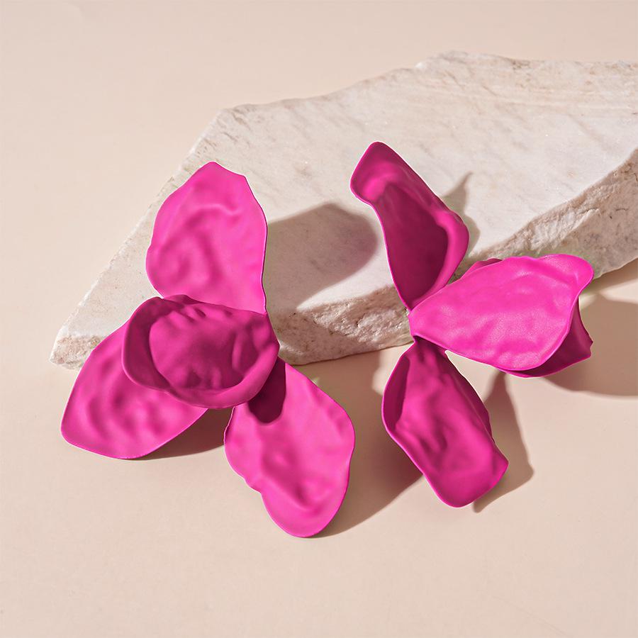 

Европейские и американские серьги-пусеты с плиссированными лепестками цветов - Высококлассные, простые и элегантные женские модные аксессуары